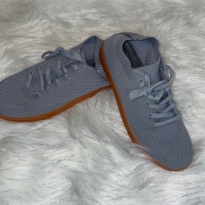 SUAVS Unisex travel shoe in gray. NWOT